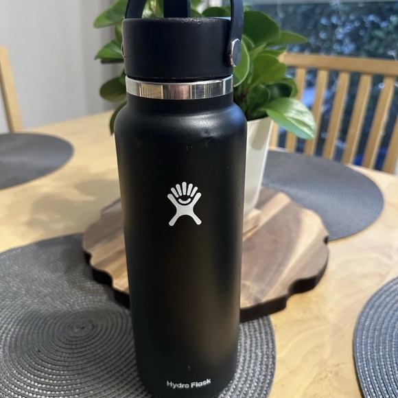 40 oz Hydro Flask with Wide Flex Straw Lid - Picture 1 of 1